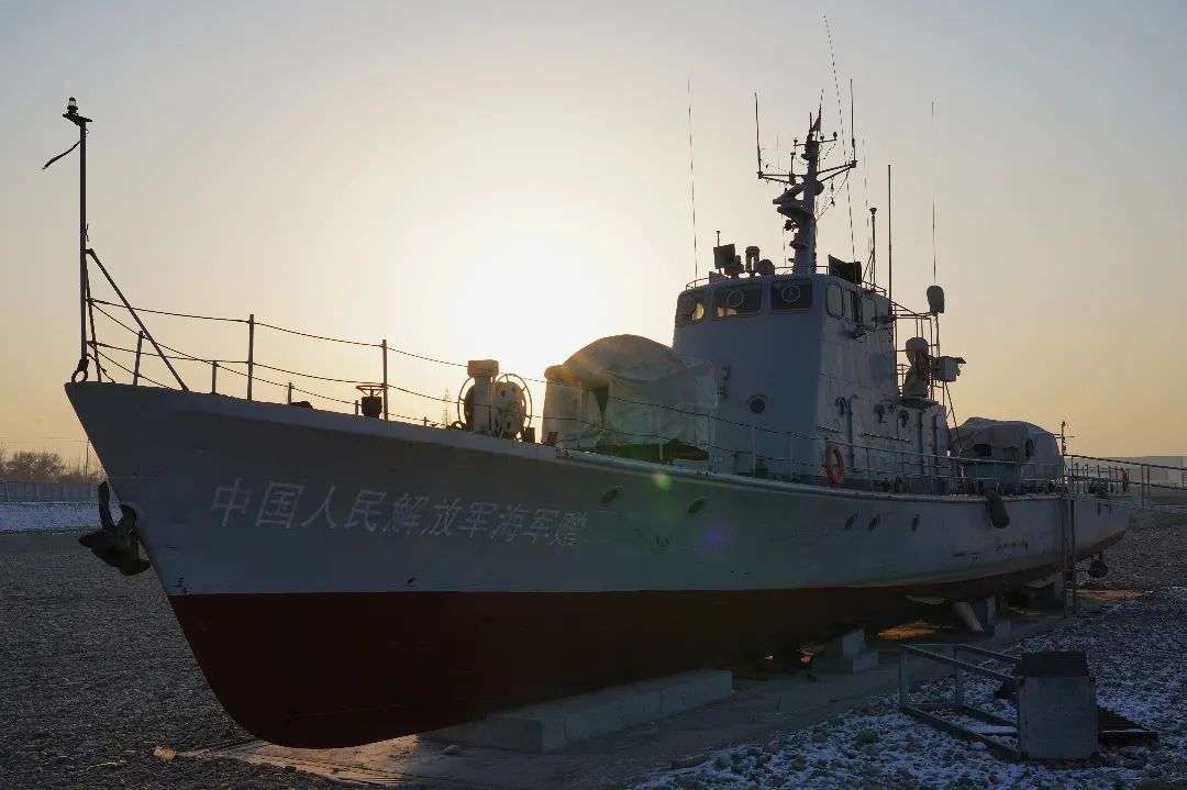 沧海横渡,戈壁军旗飘扬——海军护卫艇落户石河子市