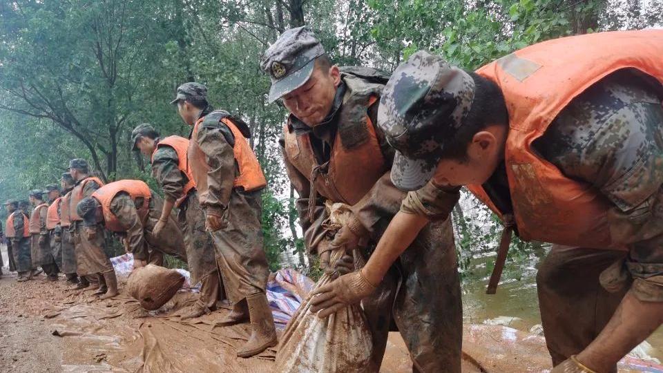 告别!抗洪官兵凌晨撤离留下板报作为礼物