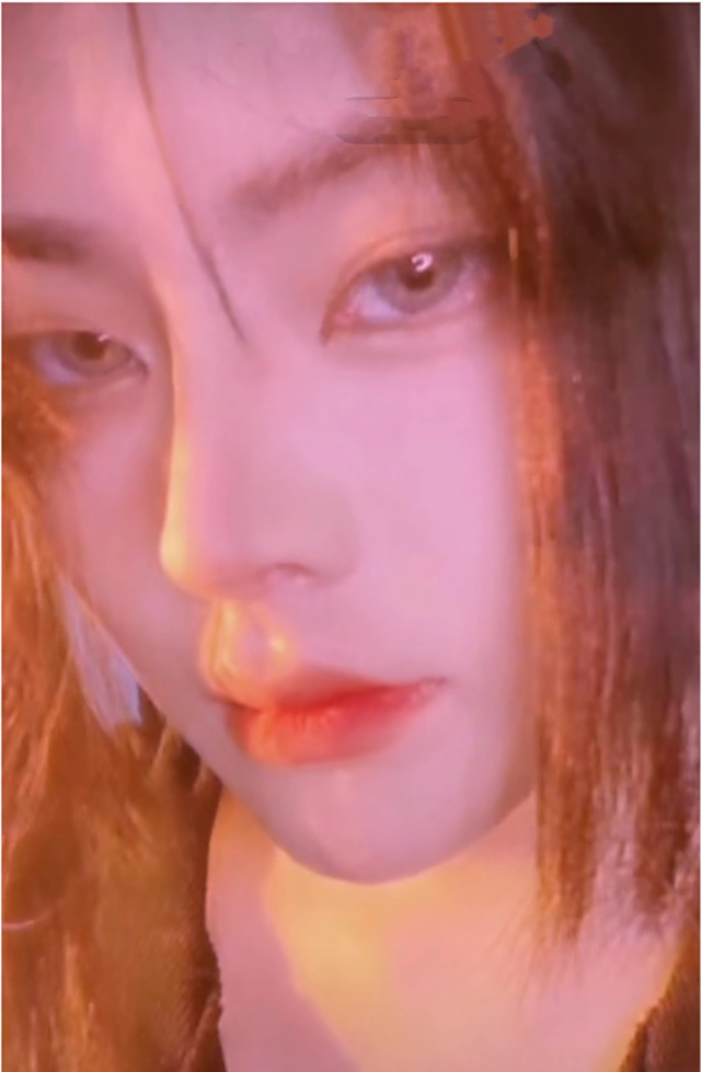 西红柿ovo再次翻车,新照片人中过于凹陷,手指比例不协调