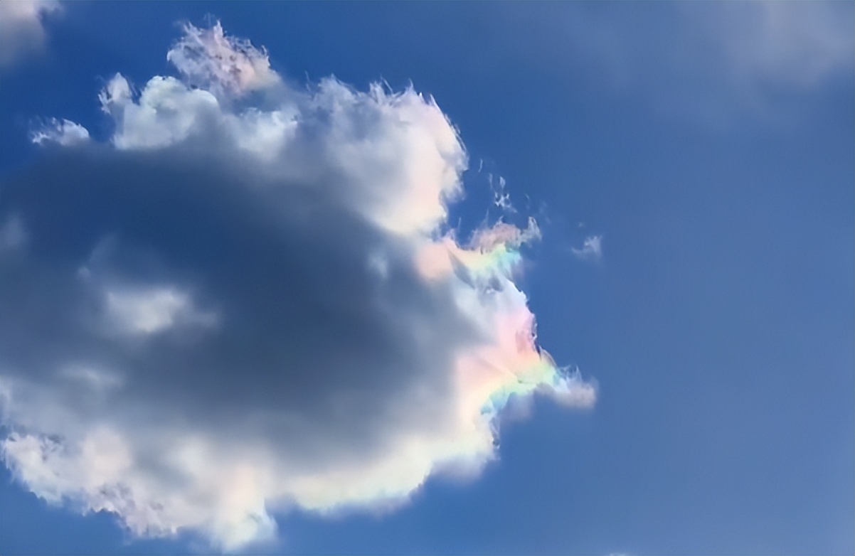 北京出现罕见的七彩云朵,犹如彩虹,专家建议:戴墨镜观察