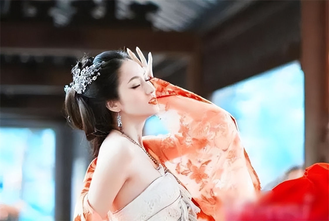 733年,安禄山对男侍李猪儿说:想永远伺候我的话,就做个劁猪吧