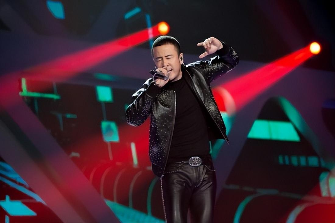 人狂必有灾,杨坤成了文工团的小首富,带着自己往日的兄弟一块胡吃海喝