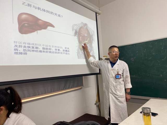 汝河小区开展"创建五星支部 打造健康家园"乙肝知识讲座