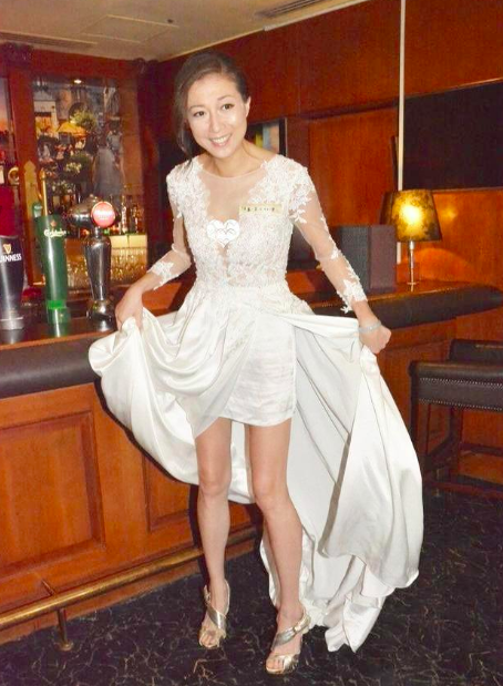 吴绮莉不愧是成龙旧爱,年近50仍风姿绰约,穿深v裙秀身材胆真肥