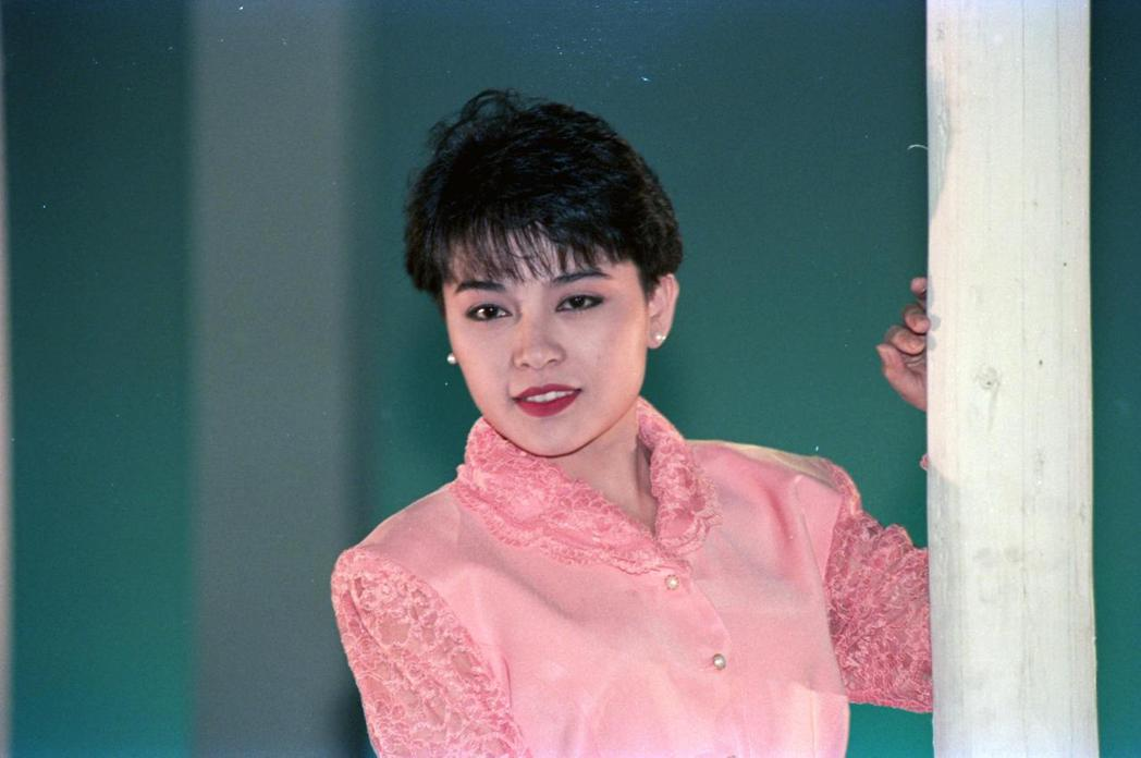 80年代当红女歌手千百惠入籍中国20年 自豪秀身份证