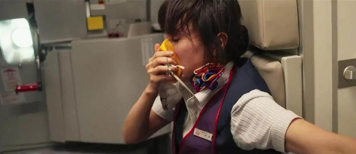 中层起到保护作用防止飞机玻璃破碎后碎片到处飞溅,同时起到承担结构