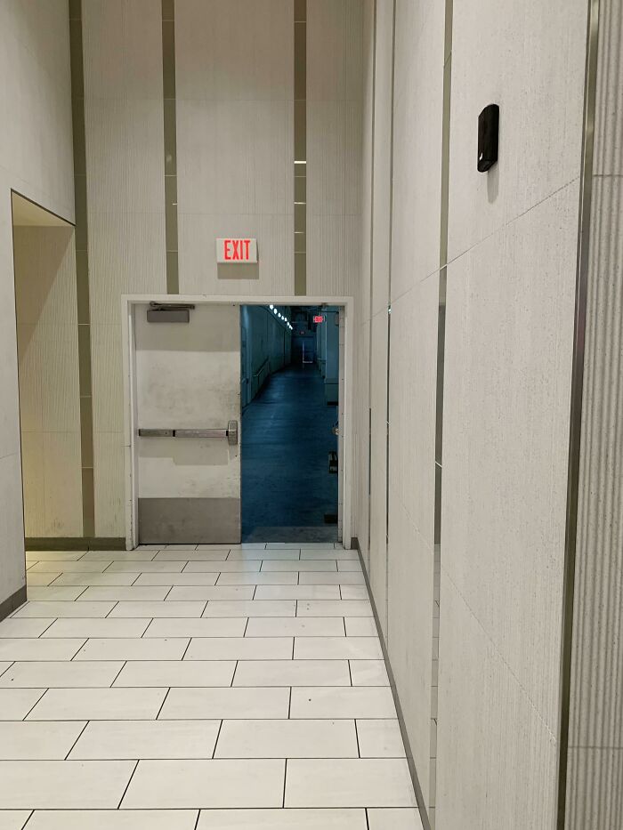 外国网友晒出21个"恐怖"走廊:有的像地狱,有的是惊悚电影画面