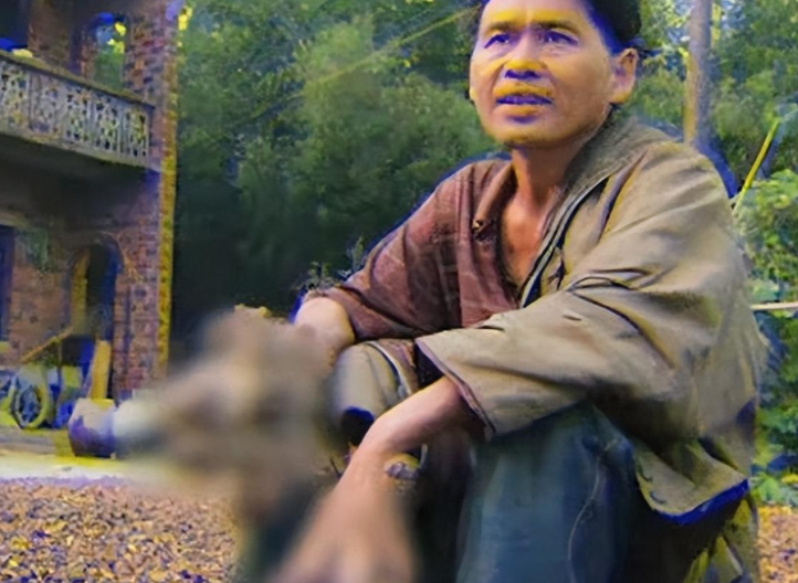 "树人"刘忠文:双手长满树枝,生活无法自理,饭来张口衣来伸手