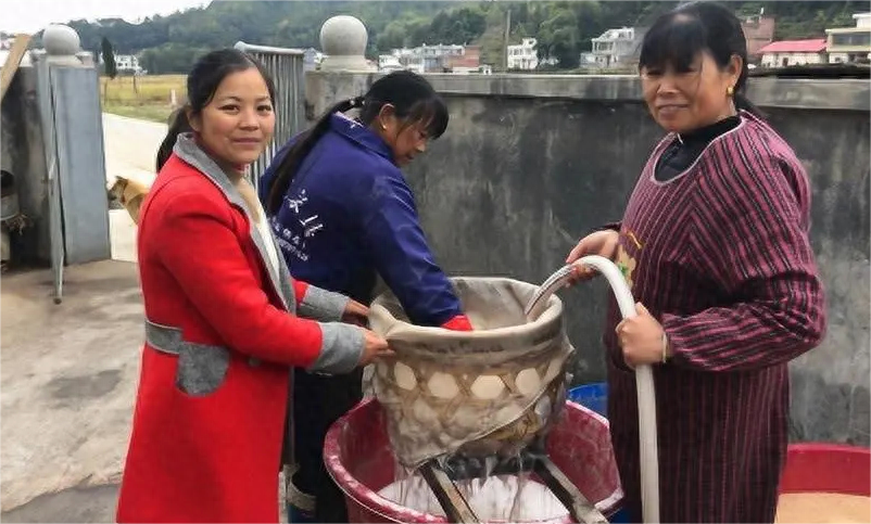 兩名壯漢遂押著劉海然往村裡走去,我也跟了上去.