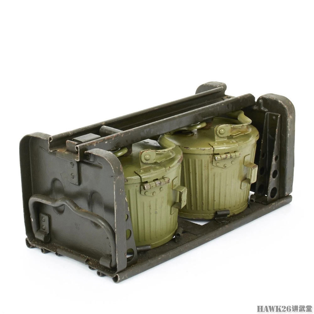 图说:德国mg34机枪使用的供弹具 两种弹鼓本质不同 很容易混淆