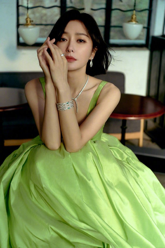 秦岚一袭绿色吊带晚礼裙太时尚!果然,好看的穿搭一定让人舒适
