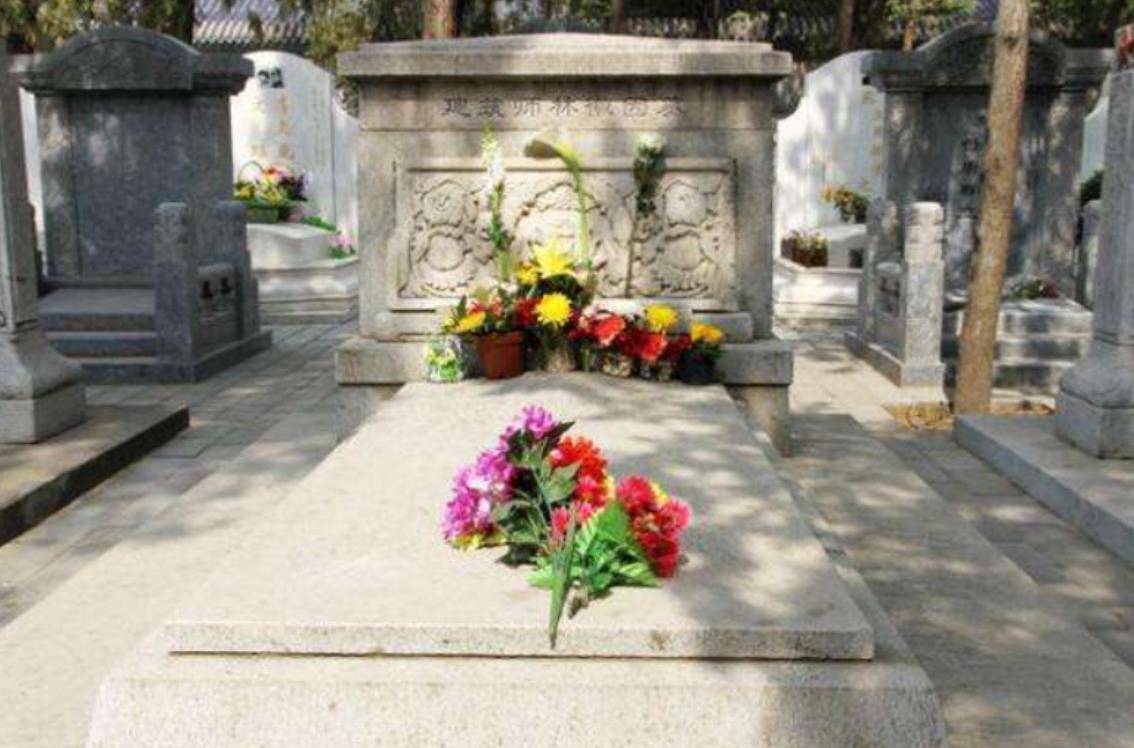 直击"林徽因"墓地:苍松翠柏间尽显绝代芳华,梁思成相伴于身旁