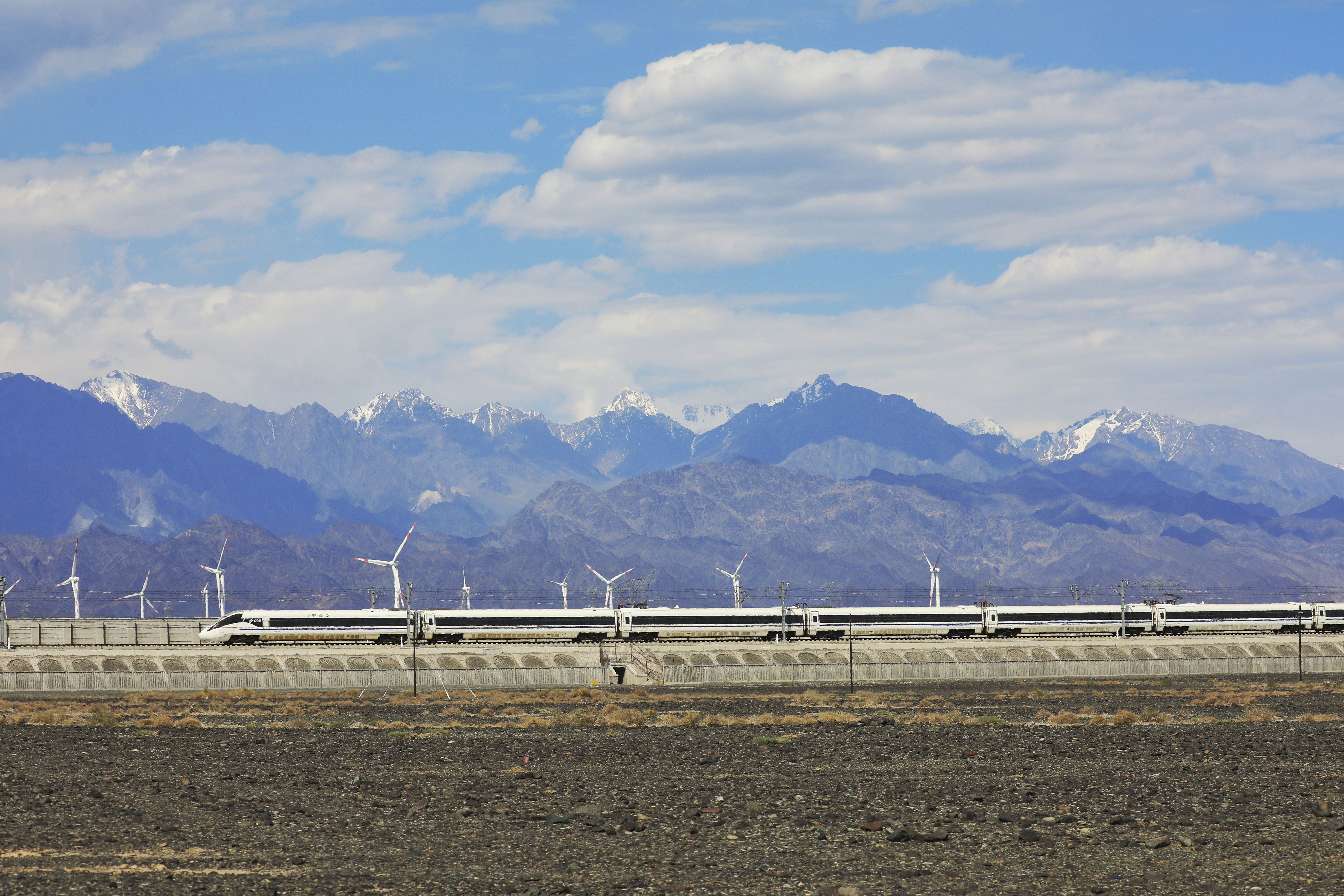 crh5e型长编卧铺动车组列车进疆(1)