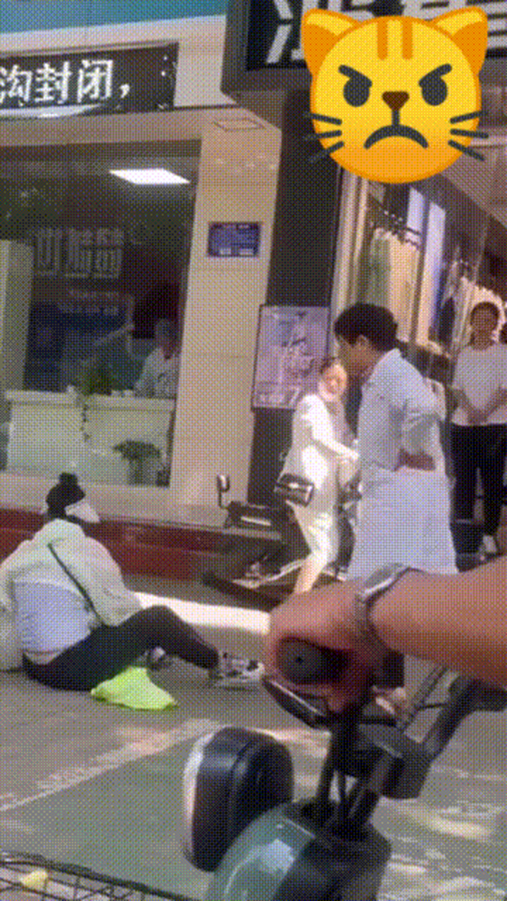 "同行是冤家"这句话的意思是指:从事同一行业的人因为彼此之间存在