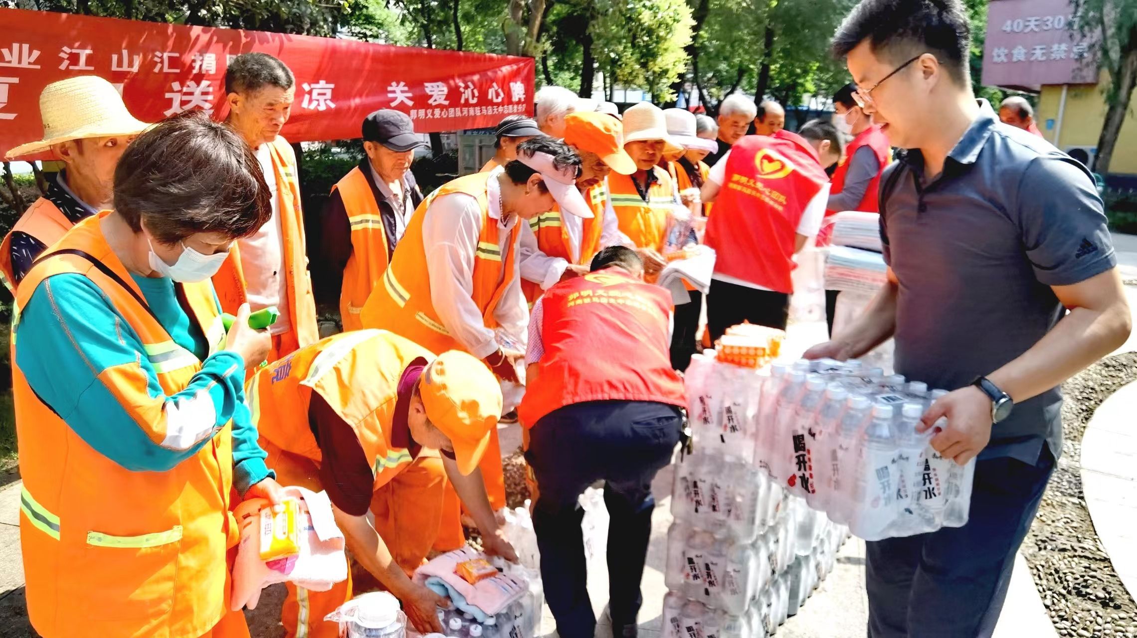 郭明義愛心團隊駐馬店天中志願者分隊:情繫環衛工 夏日送清涼