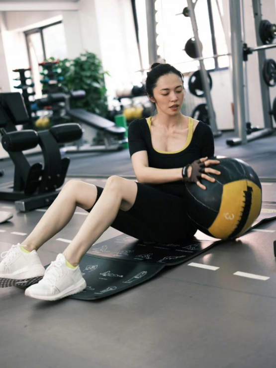 回顾姚晨:离婚9年,从追爱励志女变成出轨假公知,又曝新情况