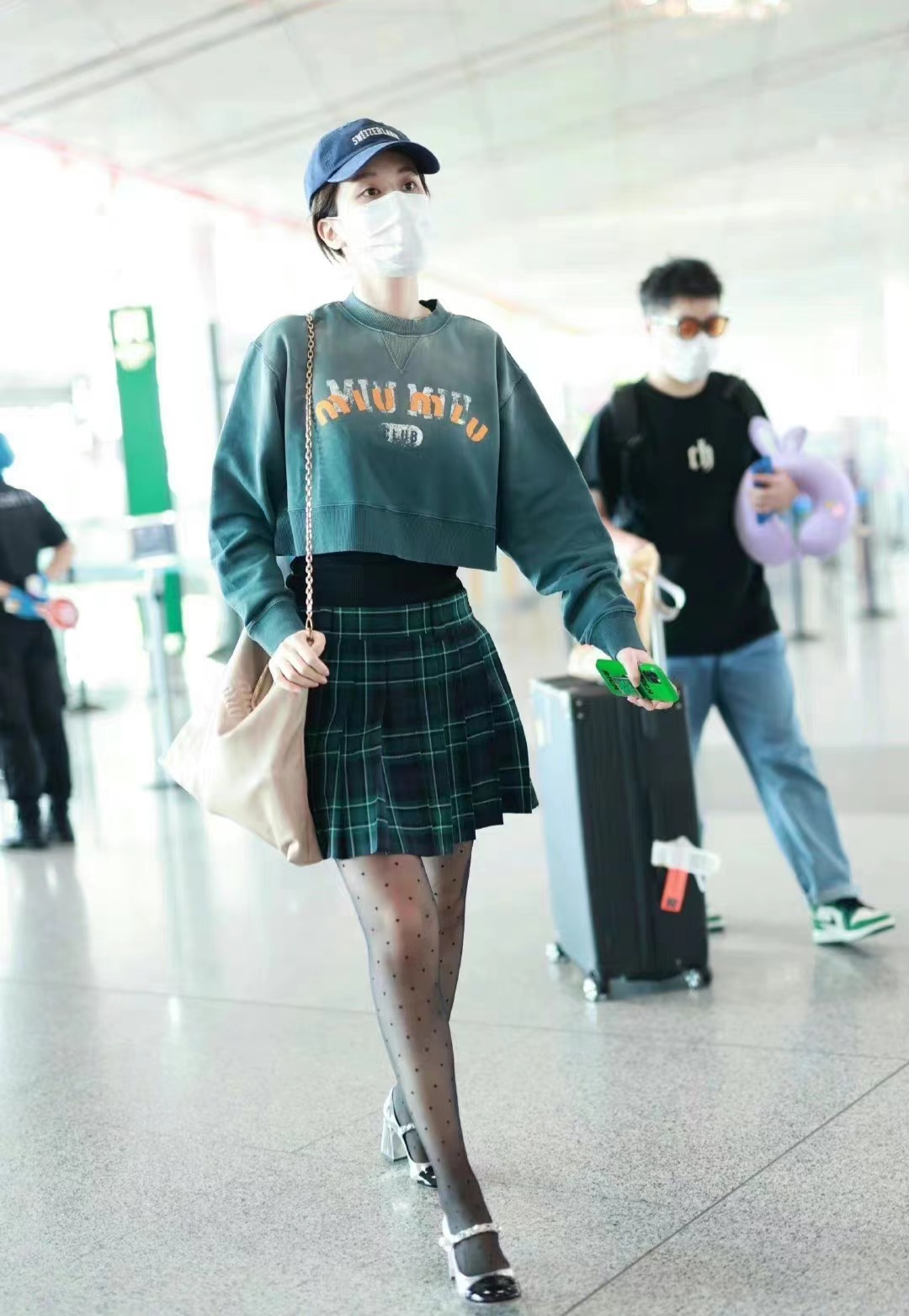 乔欣短款卫衣配jk百褶裙秋天混搭学院风减龄好看