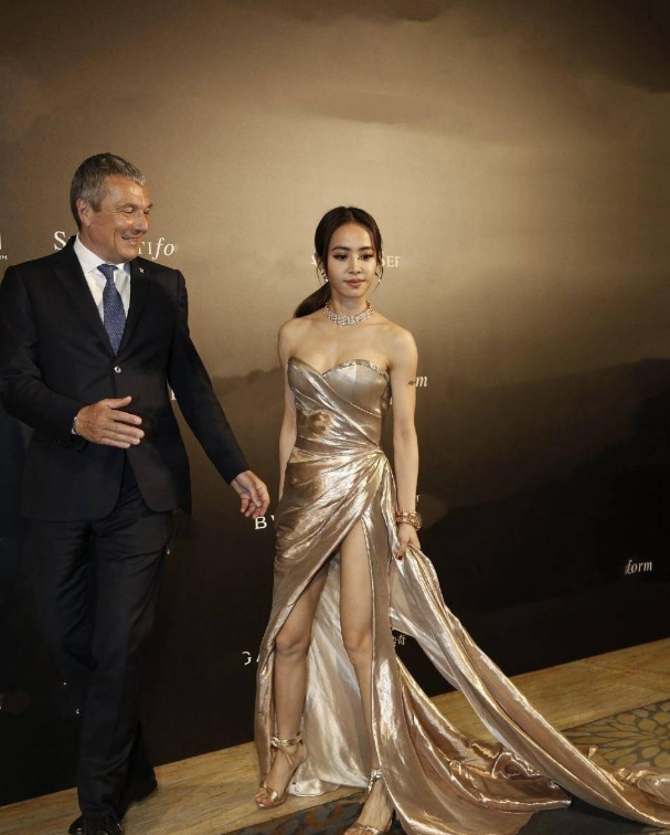 蔡依林的液体裙时尚升级,展现独特魅力