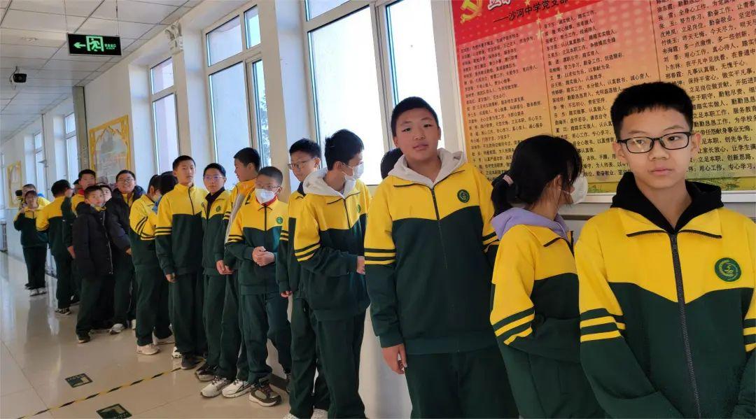 北京市昌平区沙河中学开展"我为群众办实事"义诊活动