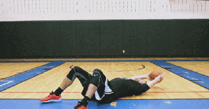 (1)  借 助篮球仰卧起坐:把篮球举起来,双腿弯曲,双脚分开,坐起来一次