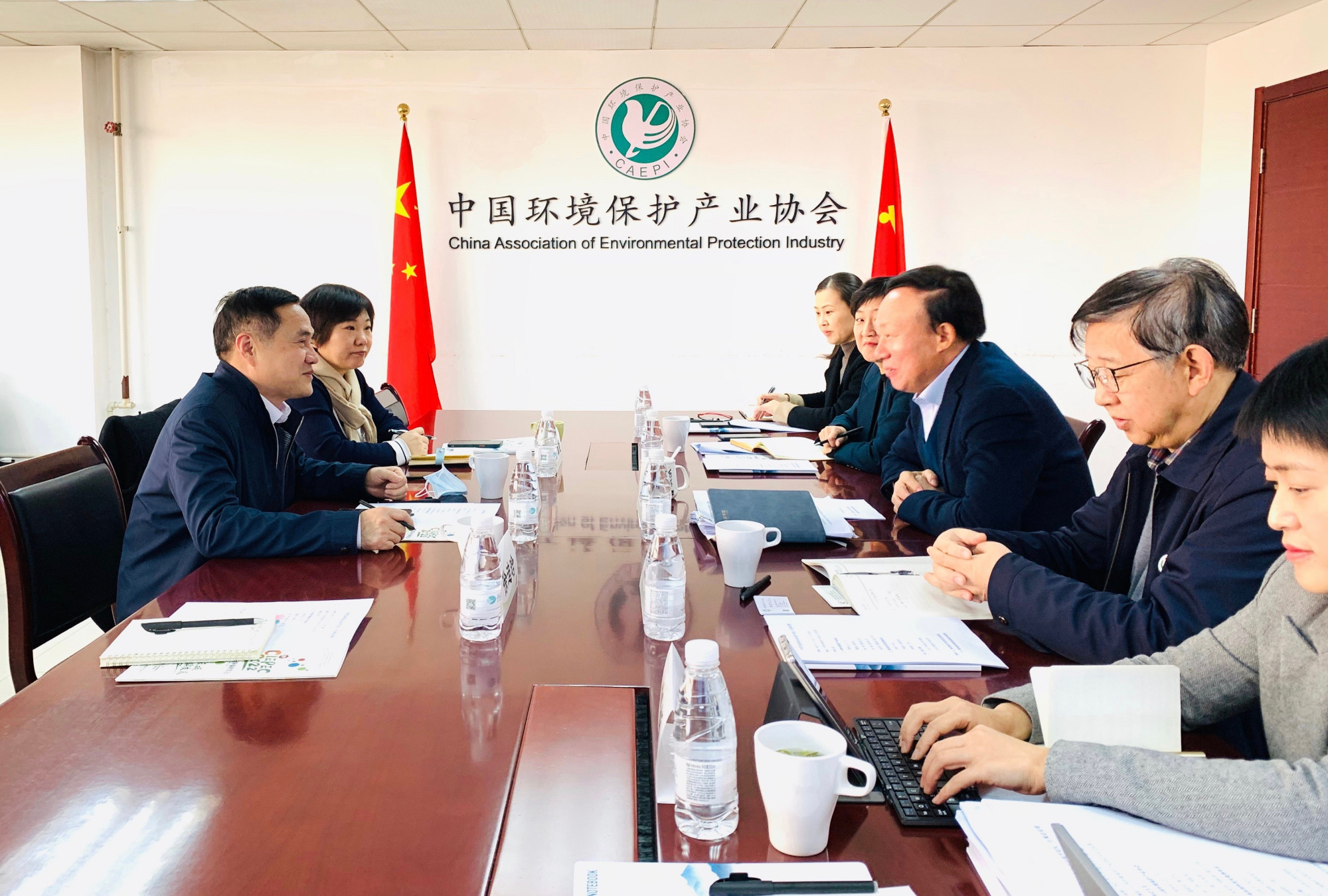 吴政平局长与中国环境保护产业协会举行工作会谈