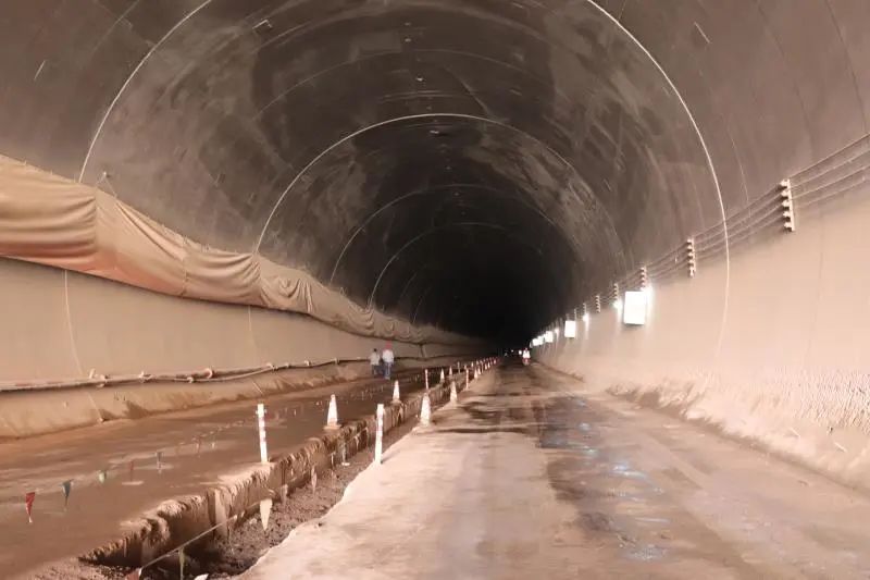 中兰客专首座超千米隧道营盘山隧道今天顺利贯通