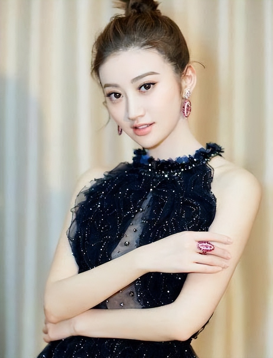 有种"绝世尤物"叫景甜,黑色礼服还要开一个洞,这什么造型?