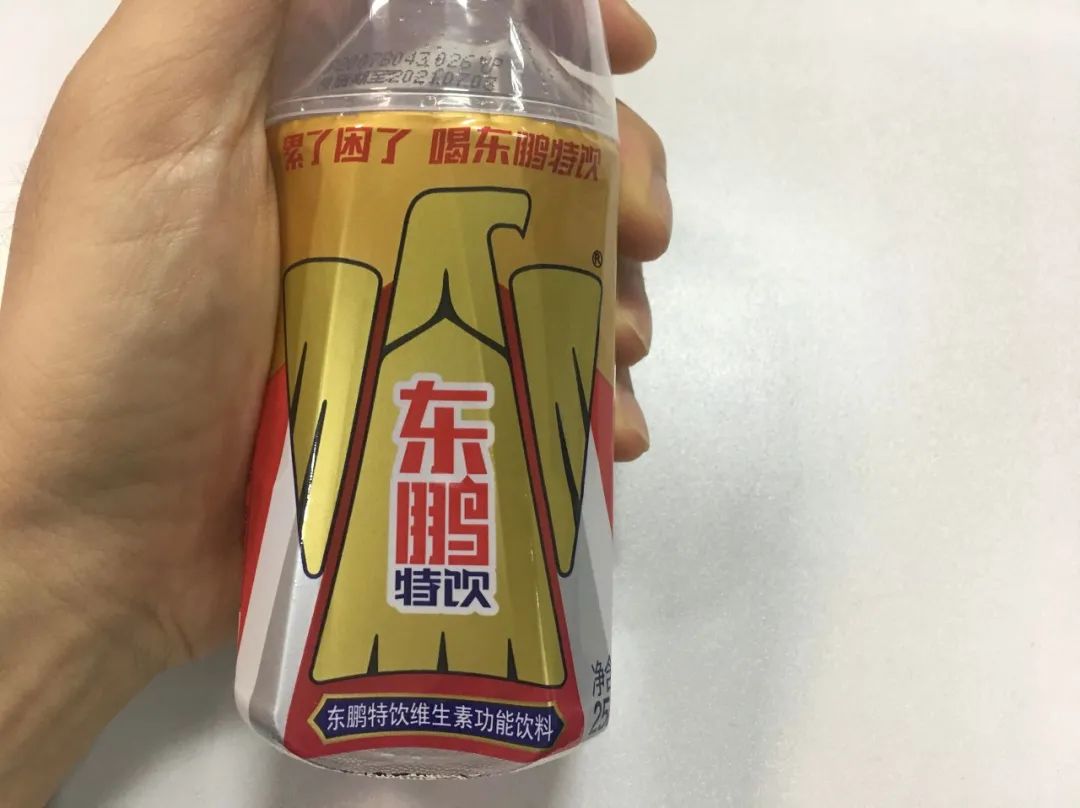 手拿东鹏特饮图片图片