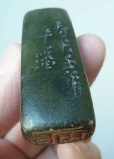 山东济南一位小伙,在海边散步40分钟,捡到一枚绿冻石卖了120万