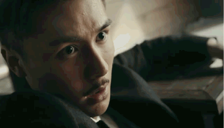 《我的城池营垒》中的束文波,脱下特警制服变身当年的中共党员,还真演