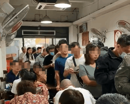 热点|“这个国庆像过年”！吃饭排队4000桌，网友刷屏这句话，瞬间泪目