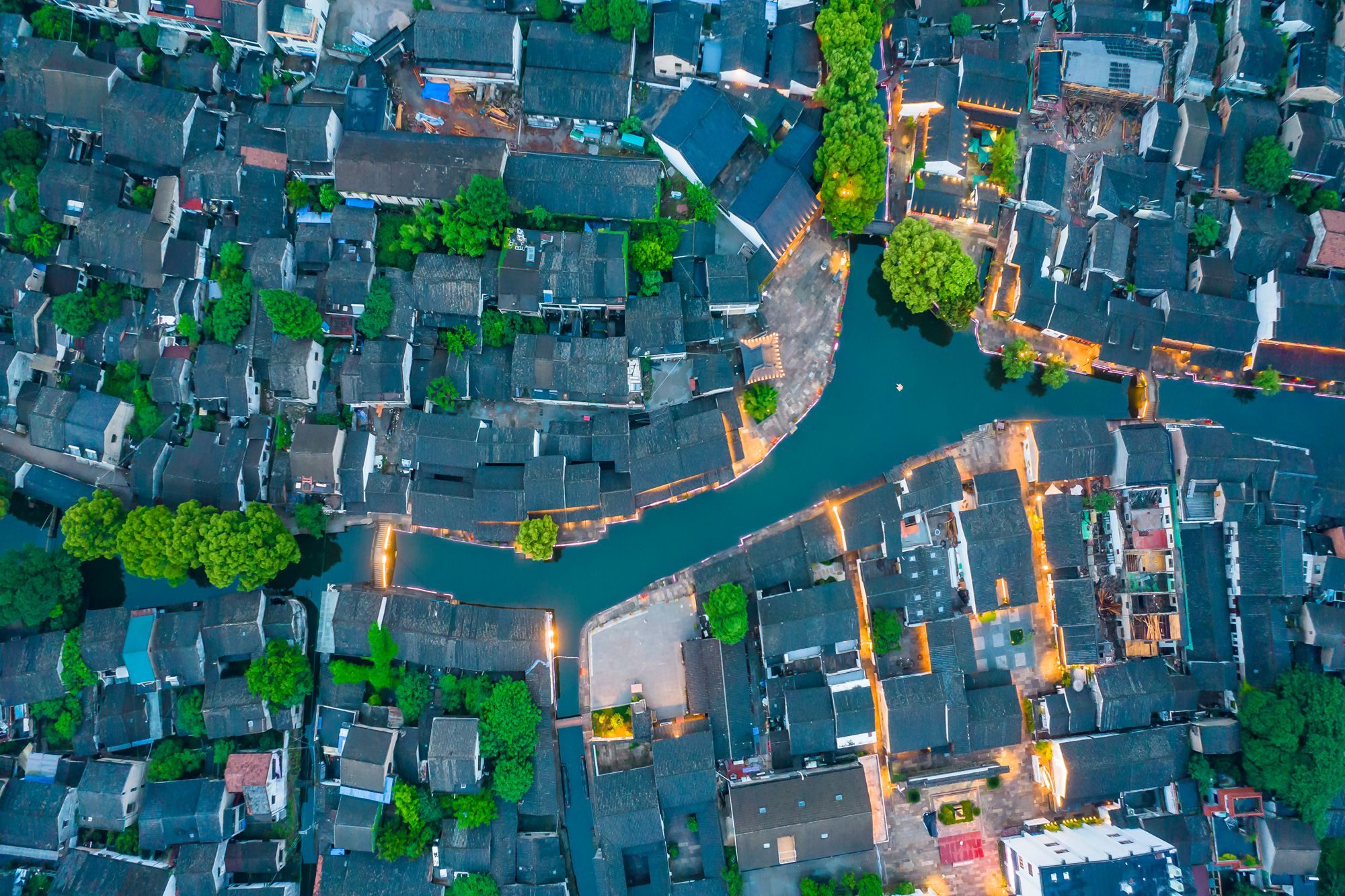 浙江绍兴有一座黄酒小镇,小桥流水,黛瓦人家,充满了江南风情