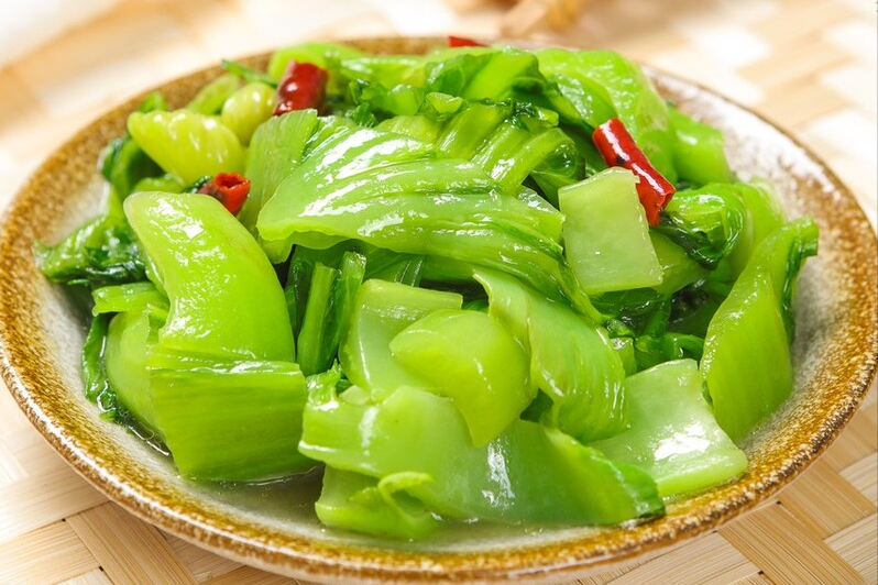 炒青菜,切忌直接下锅,记住3个窍门,翠绿又脆嫩,端上桌有面子