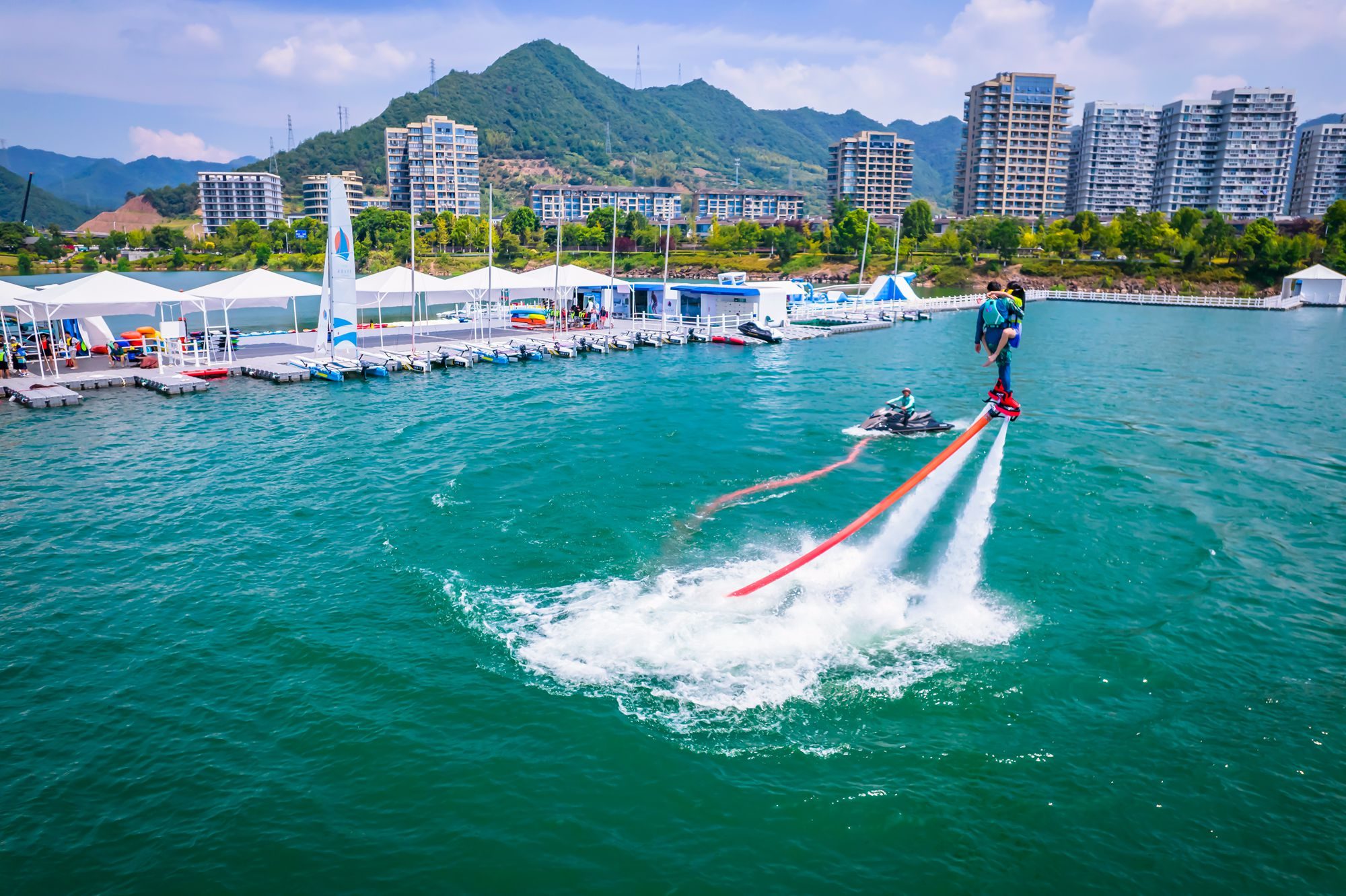 杭州千岛湖未来水世界,有众多水上娱乐项目,是休闲玩水好去处