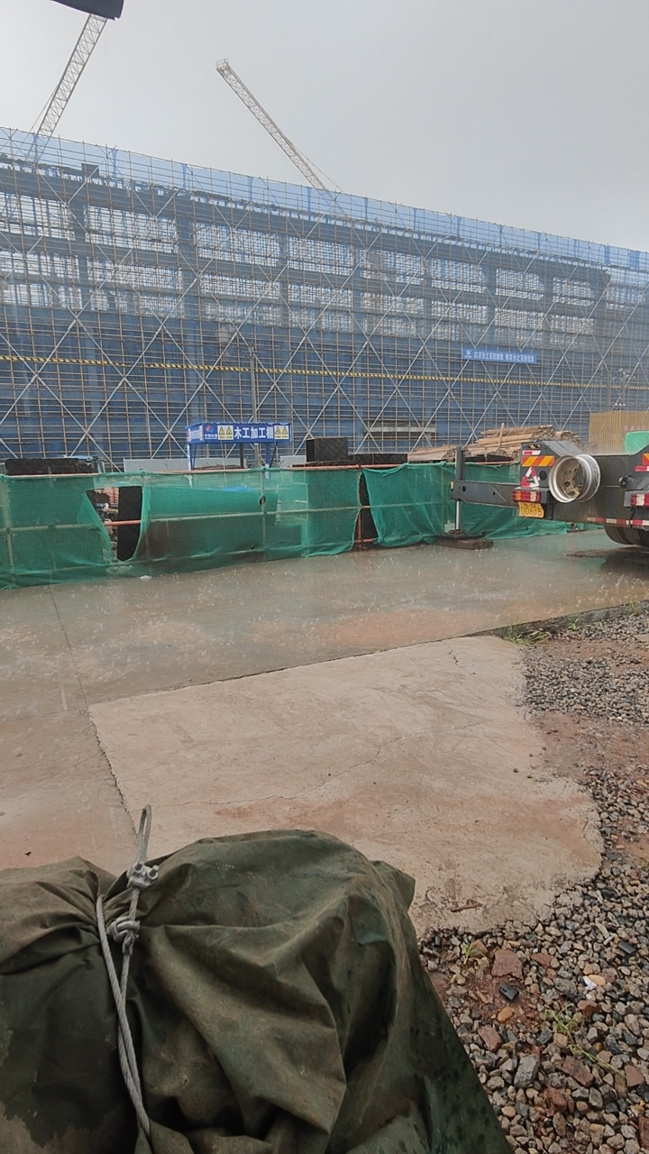 国庆工地上.下大雨了.
