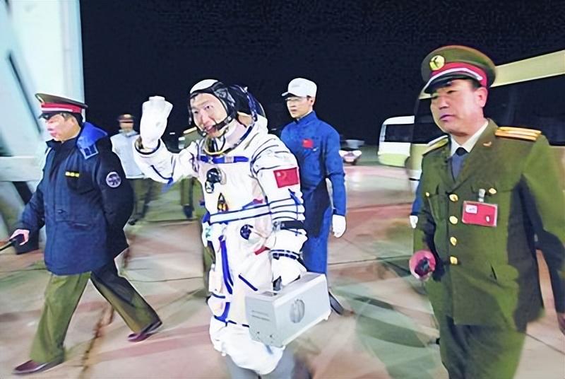 回顾57岁航天英雄杨利伟至今仍参与航天员训练时刻准备返太空