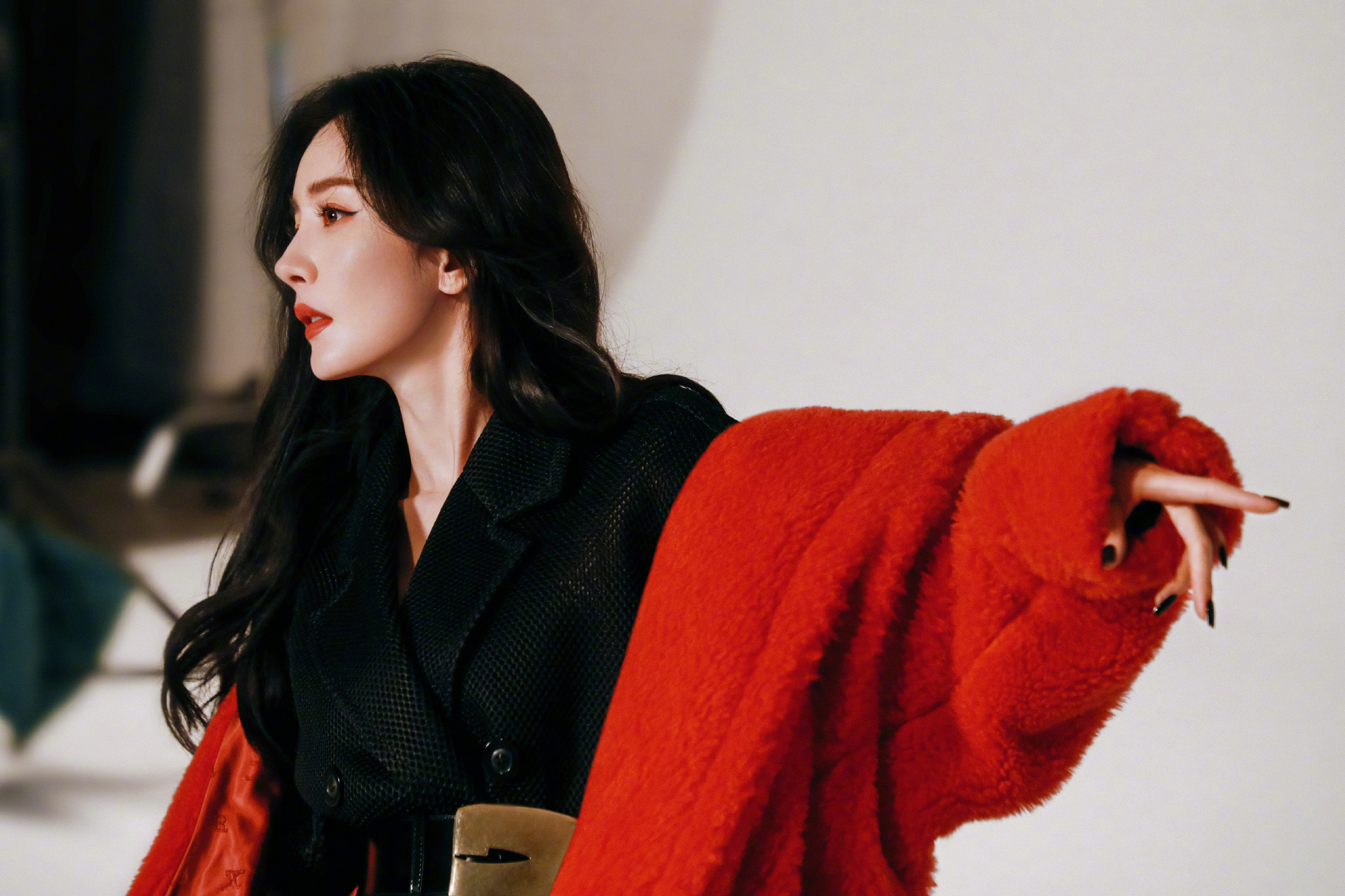 杨幂登《ok精彩》周年刊,穿鱼鳞袜大秀美腿,复古摩登