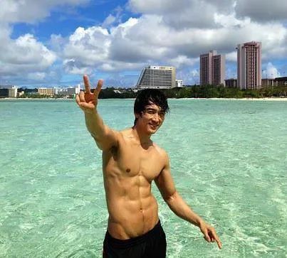 "不老男神"宋承宪,已过不惑之年却身材健壮,健身练出八块腹肌