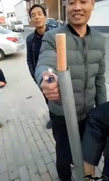 电台的女主持人都是这样做的吗,我很好奇你会不会腿麻!哈哈