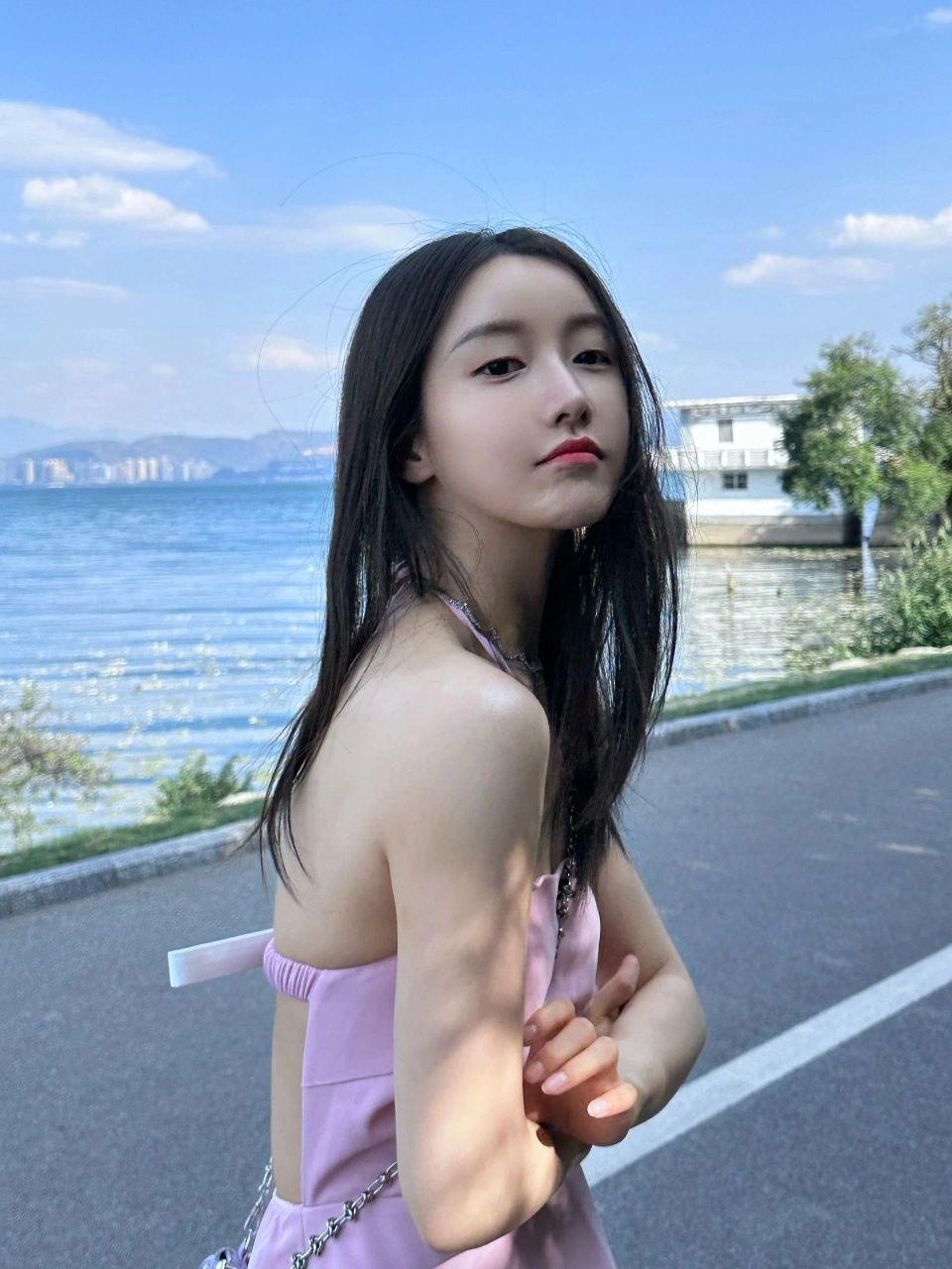 姜贞羽 | 这个妹妹很敢穿!露背吊带好温柔!