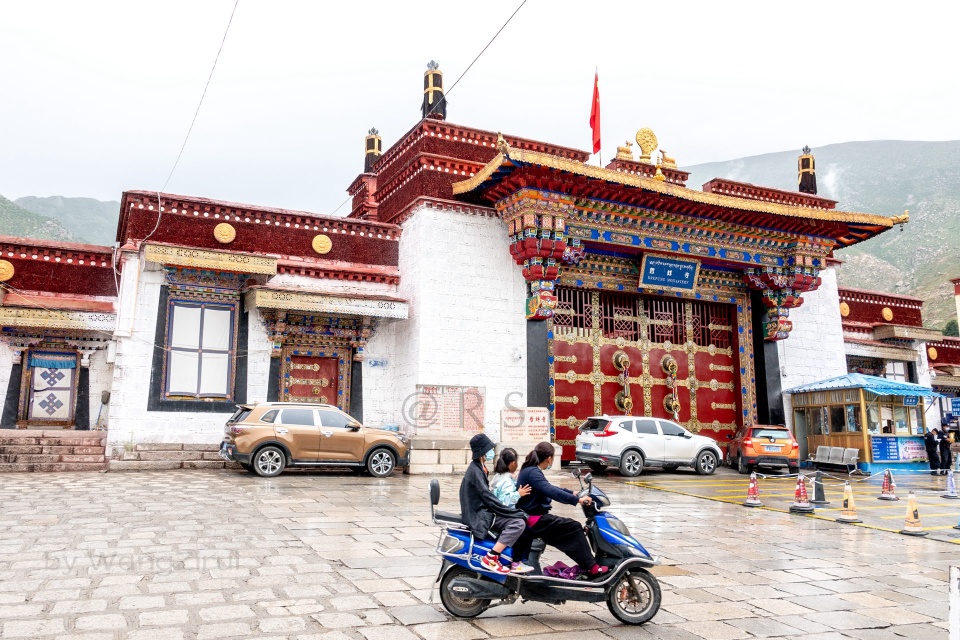 拉萨三大寺之一:藏传佛教最大,门前停车便捷,方便游客