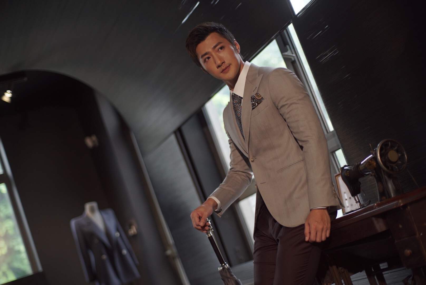 知名港星蔡淇俊与友聚会展唱功!4年买2套房,去年自曝已经结婚