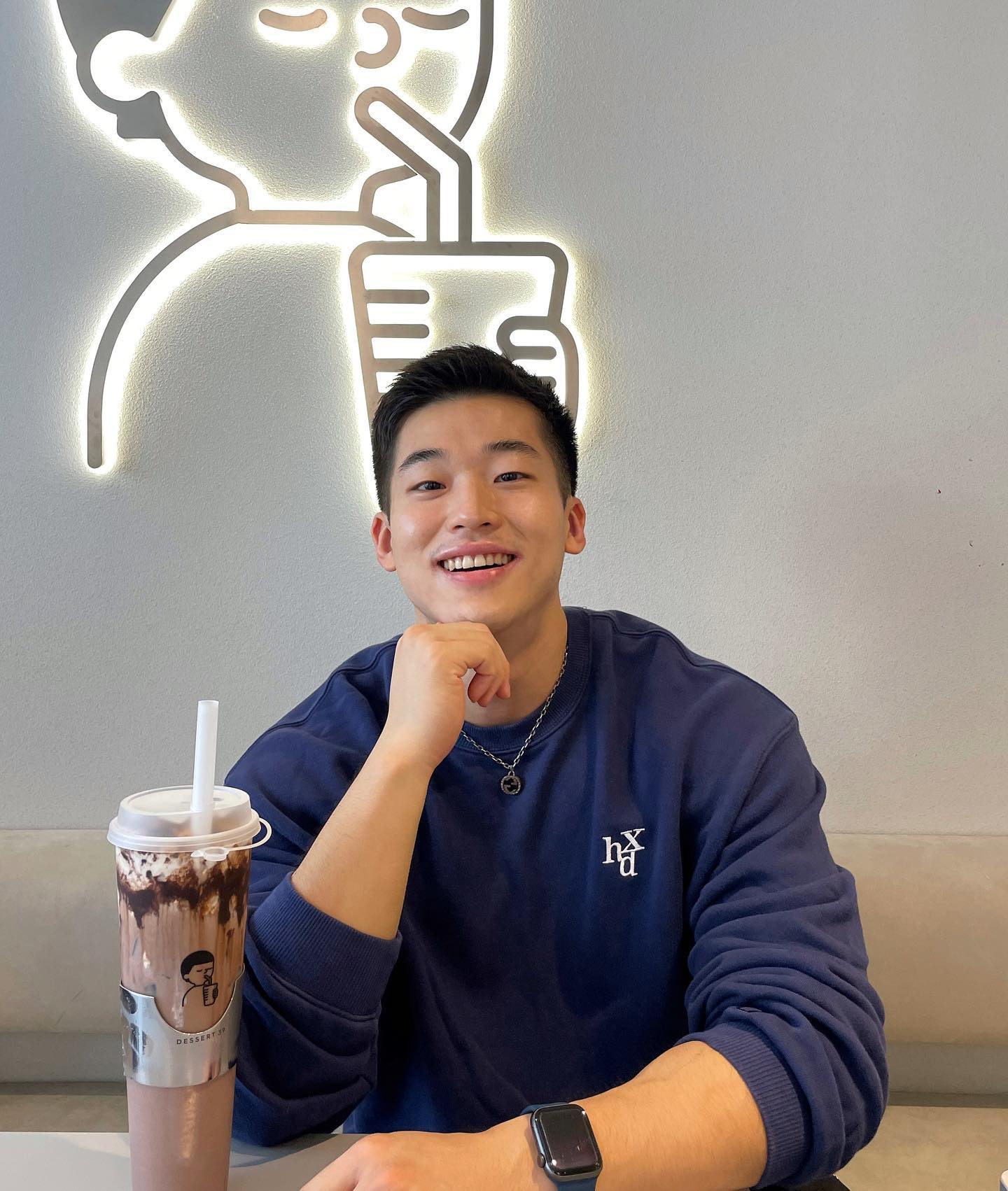 韩国小眼睛帅哥热爱健身,身材健硕性格温柔,因高学历免服兵役