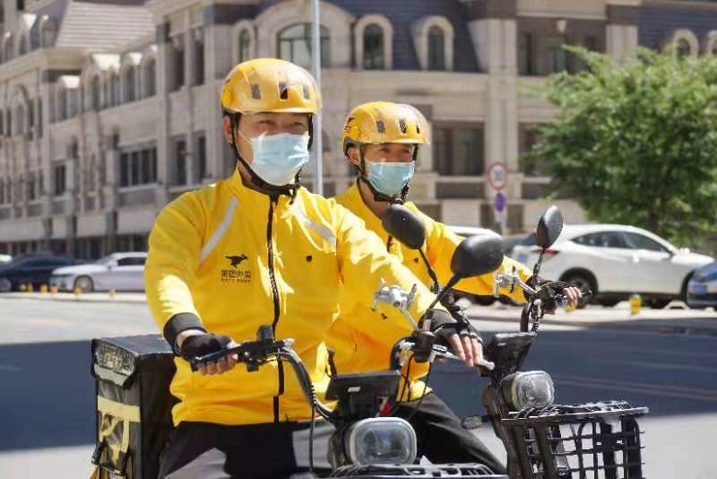 城市生活中,与日俱增的外卖和快递需求为这个职业提供了广阔的市场