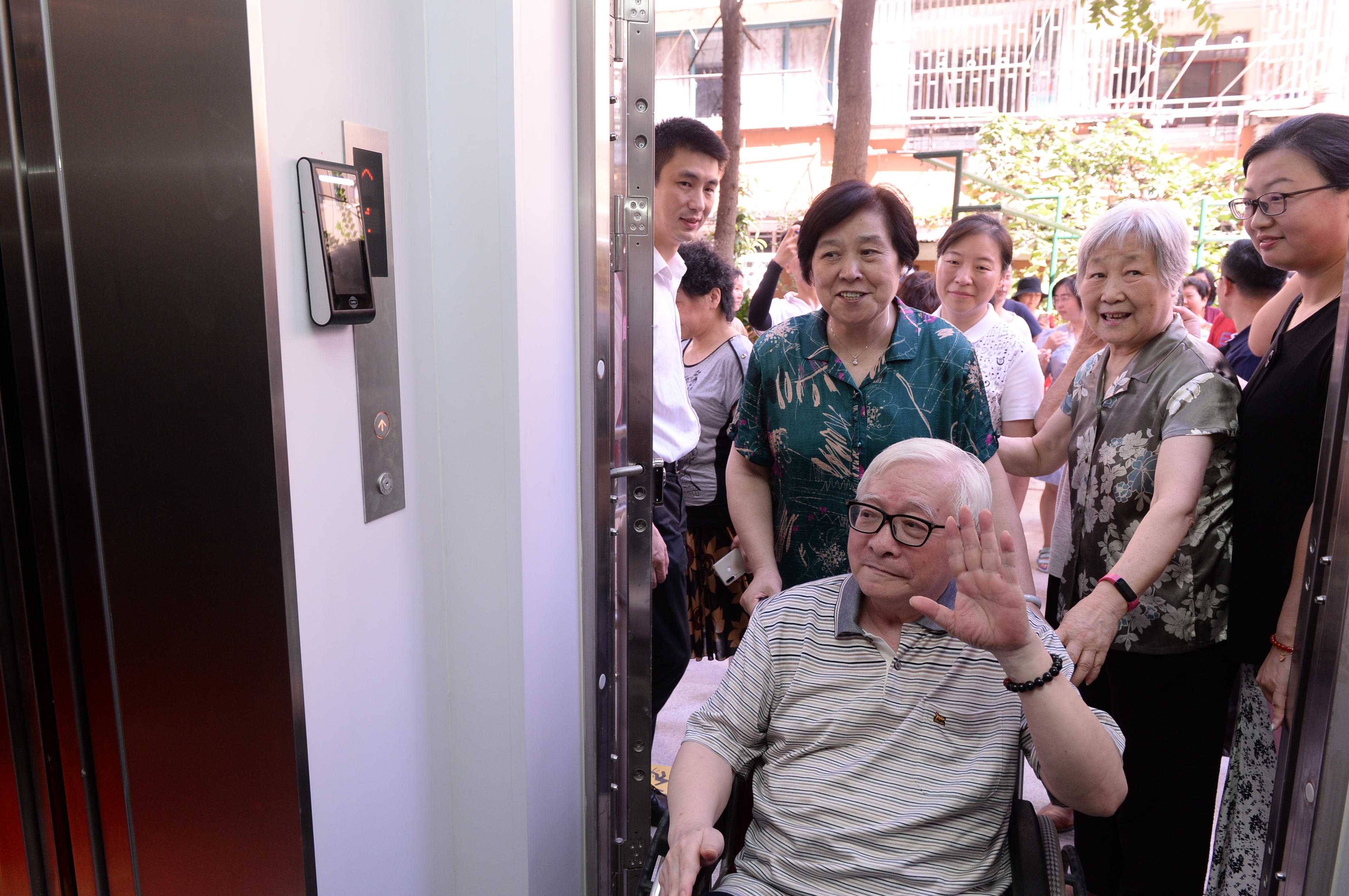 视频丨 高荣小区首台加装电梯竣工,曹家渡街道整小区加装电梯打响"第