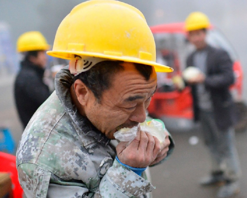 回顧50袋水泥扛上六樓給300元錢還嫌少現在農民工都這麼賺錢嗎