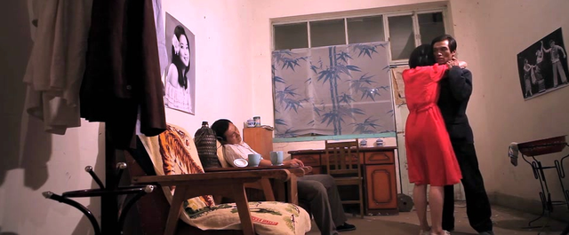 这对男女衣衫不整的从地窖里出来气的女人父亲火冒三丈