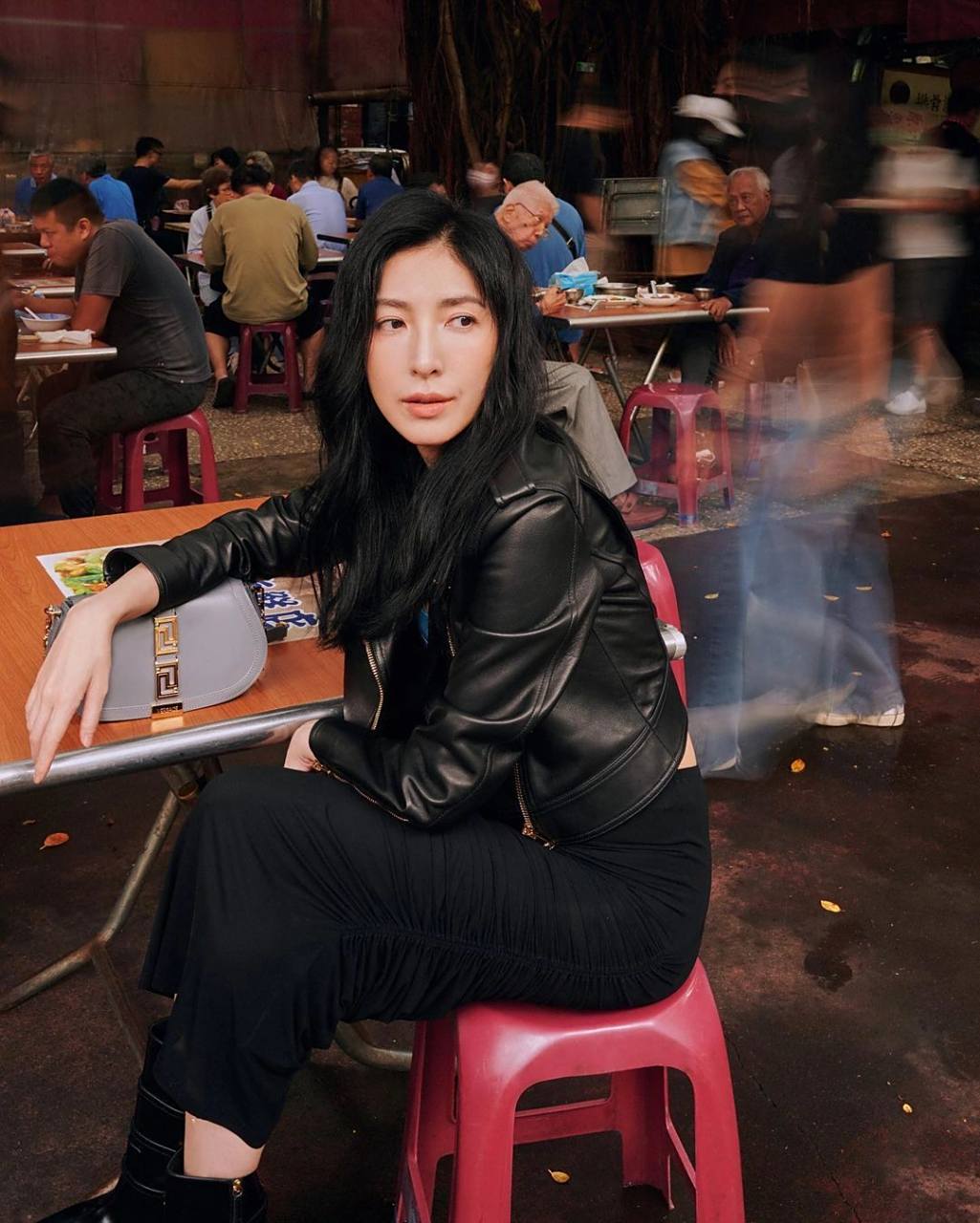 败犬女王杨谨华,46岁依旧清爽迷人|私服穿搭 慵懒白衬衫,少女麻花辫