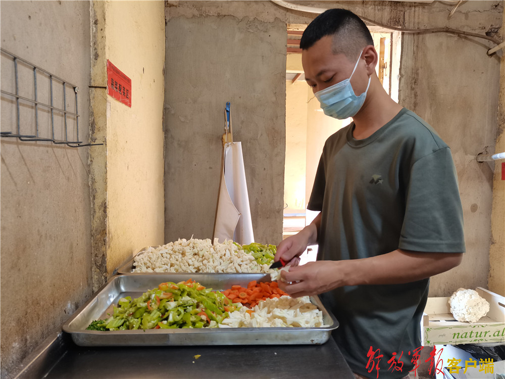 炊事班班长陈贤:让维和战友尝到家乡的味道
