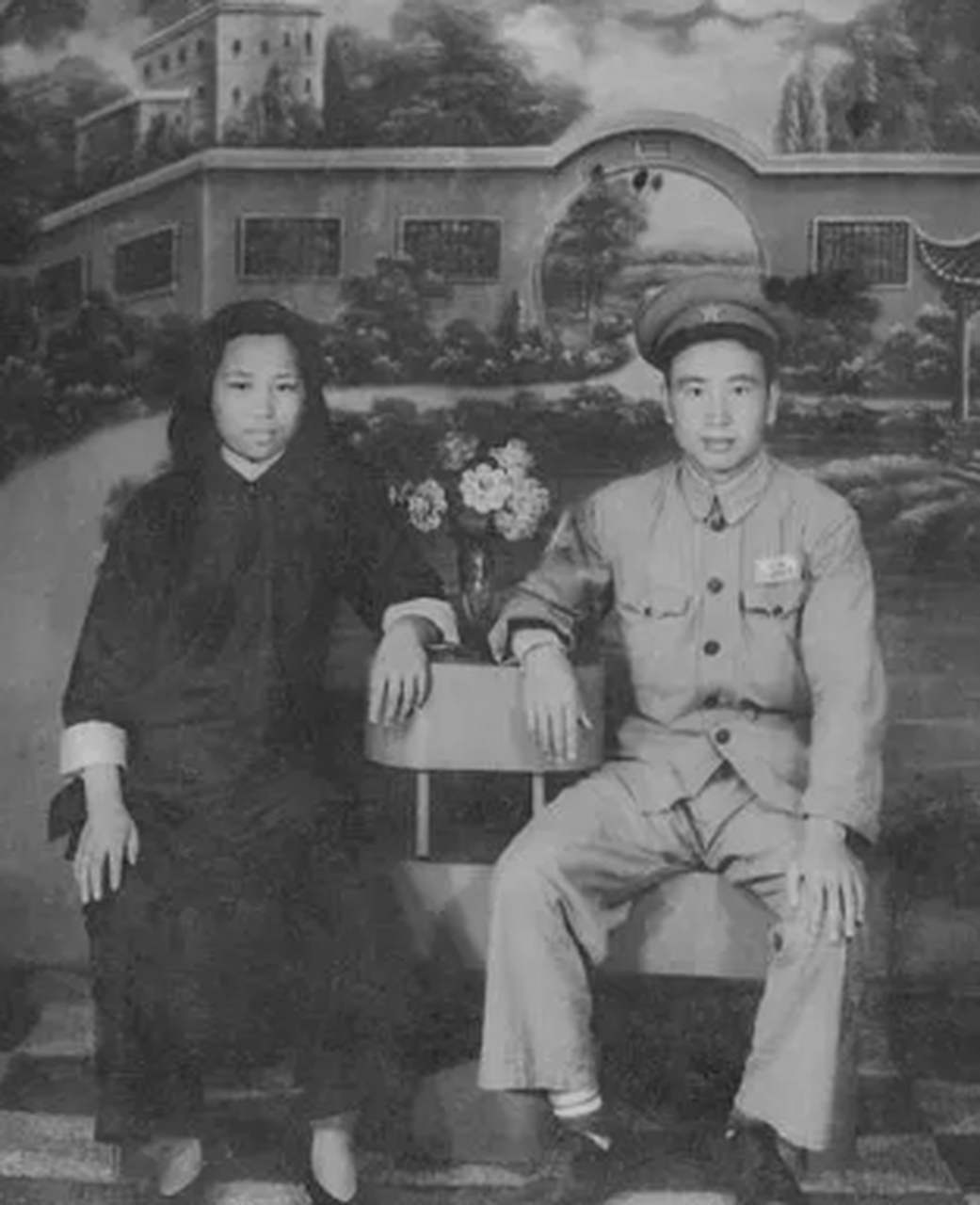 刑场上寒风凛冽,日军将徐德兰的衣服扒光后绑在木桩上,鬼子军官倒提着